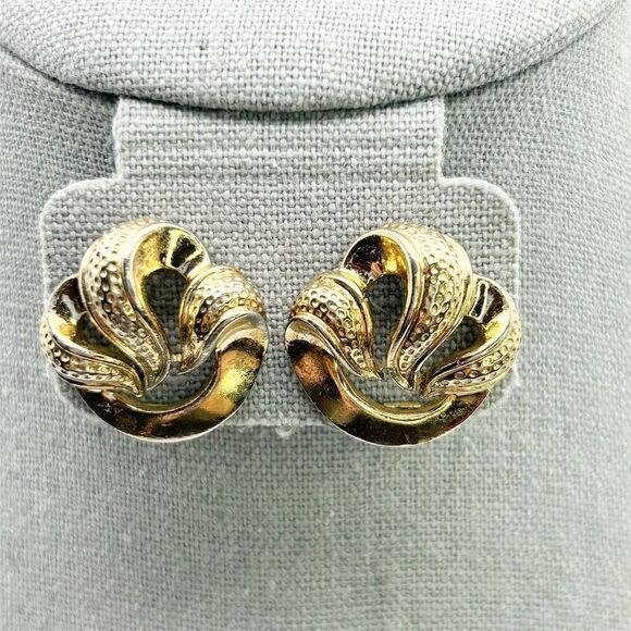 Vintage Crown Trifari Gold Tone Swirl Leaf Fire Clip-On Earrings Signed Classic - Picture 1 of 10